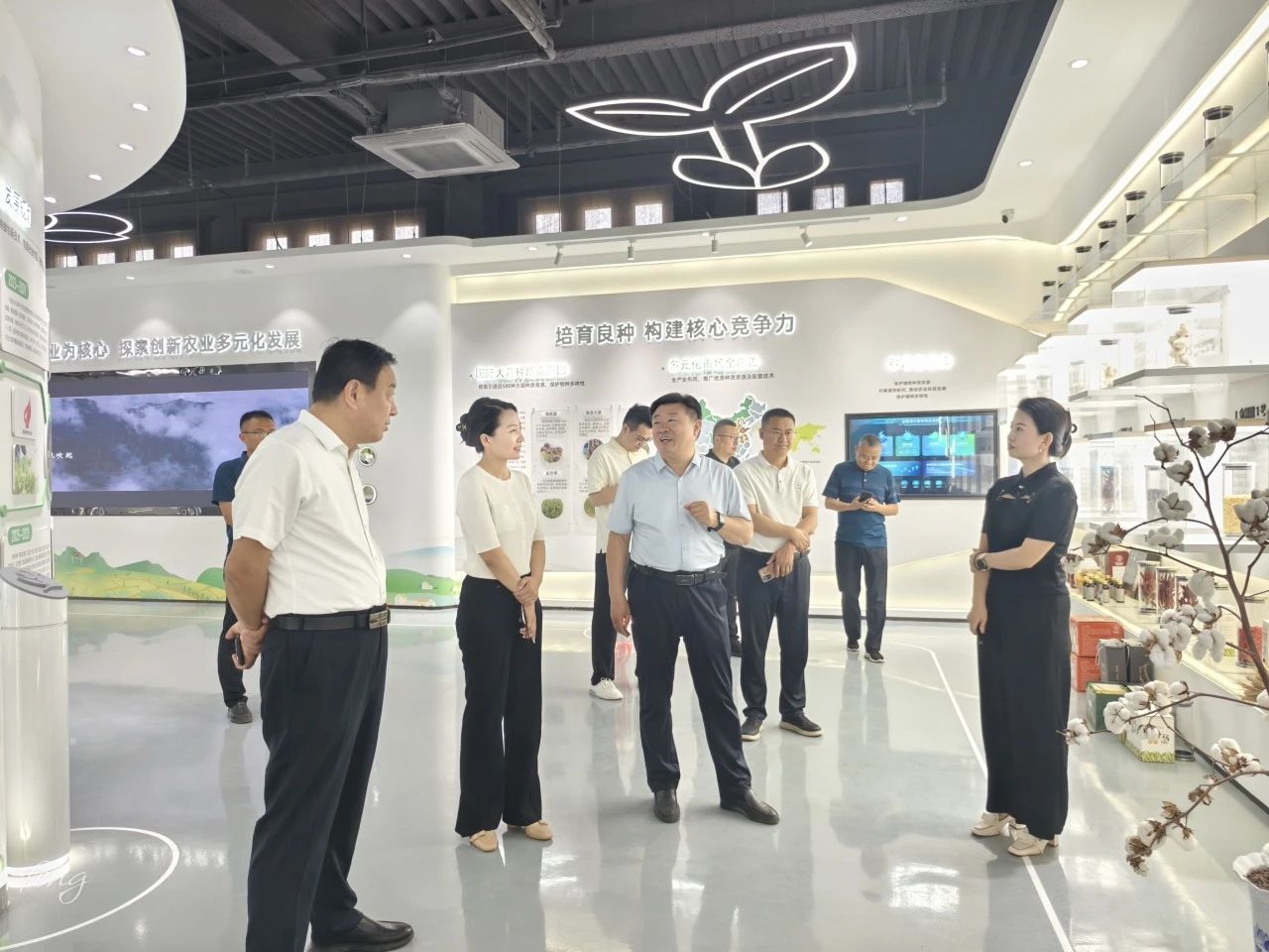 東平縣政協(xié)黨組成員、秘書長范思安來山東省金春雨種業(yè)科技有限公司調(diào)研